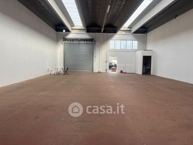 Negozio/locale commerciale in commerciale in Via Vittore Ghiliani