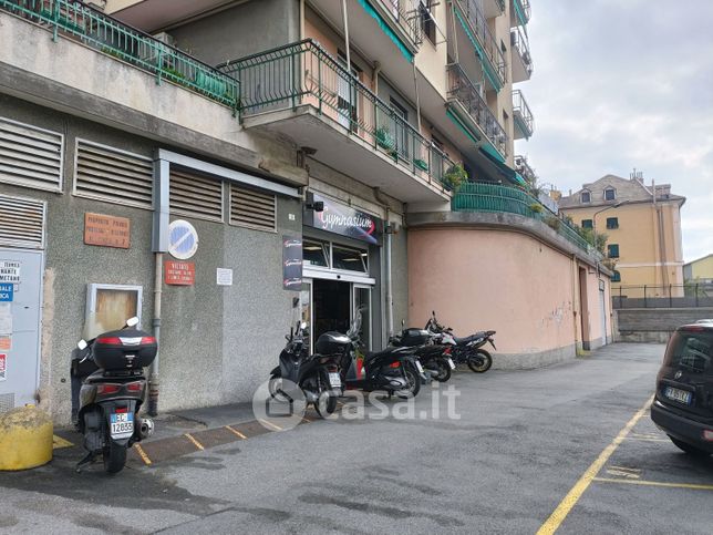 Negozio/locale commerciale in commerciale in Via dell'Alloro 1