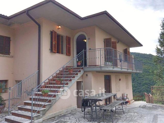 Casa bi/trifamiliare in residenziale in Strada Provinciale Valle Castellana