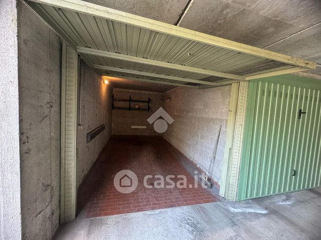 Garage/posto auto in residenziale in Via Legnone 23