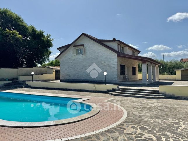 Villa in residenziale in Via delle Coppe 23
