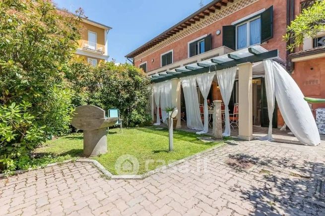 Casa bi/trifamiliare in residenziale in Viale Lungomare 35