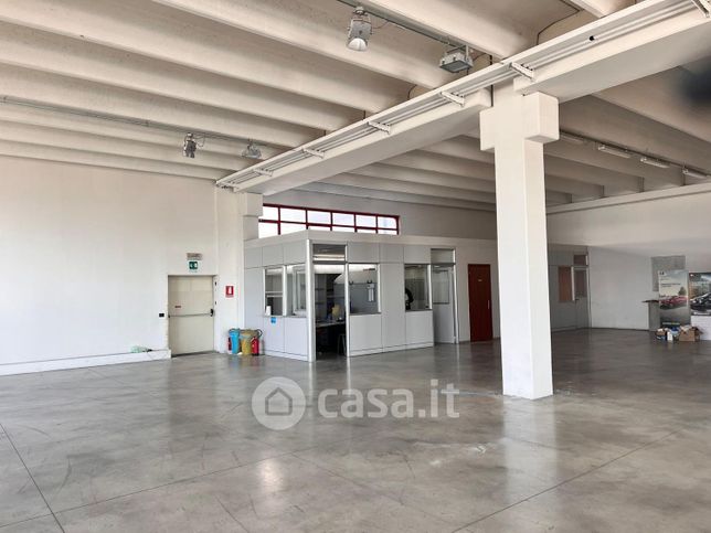 Capannone in commerciale in Via GiosuÃ¨ Carducci 18