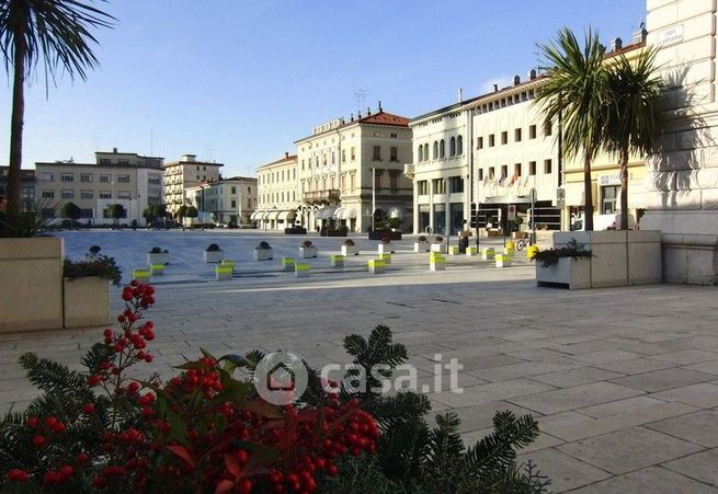 Attivitã /licenza (con o senza mura) in commerciale in Via Fratelli Rosselli
