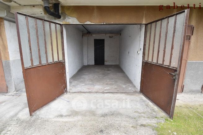 Box/posto auto in residenziale in Via Renato Fucini 4