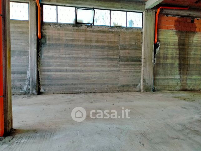 Capannone in commerciale in Via del Bosco 166