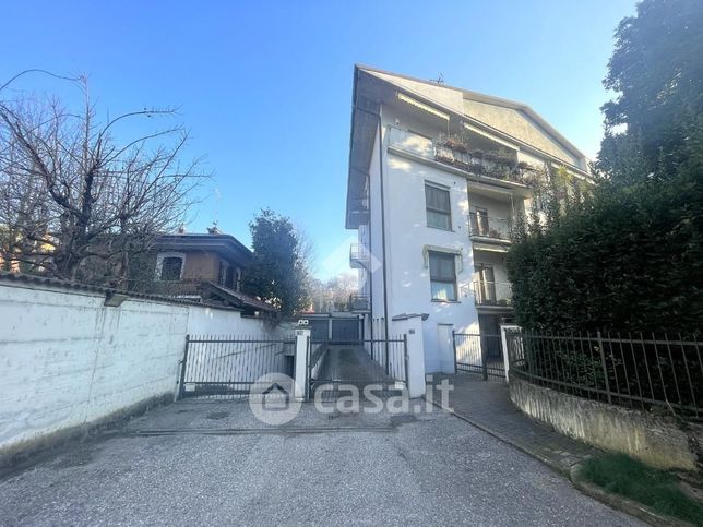 Box/posto auto in residenziale in Via Tolmezzo 8 a