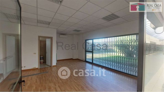 Ufficio in commerciale in Via Fratelli Rosselli 140