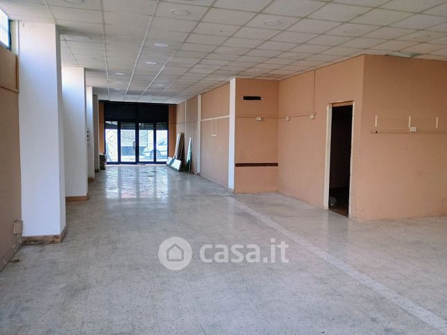 Negozio/locale commerciale in commerciale in Via Tenente Morici 4