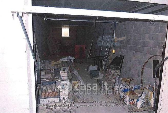 Box/posto auto in residenziale in Via del Raku 22