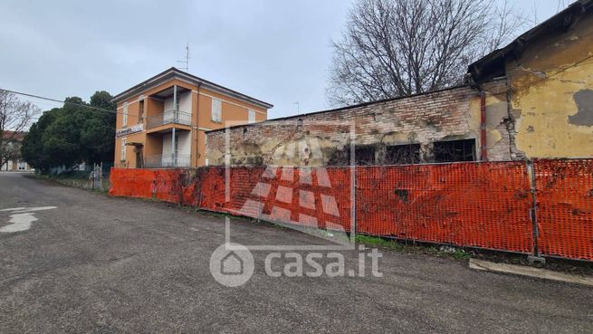 Capannone in commerciale in Via Fratelli Cervi 87