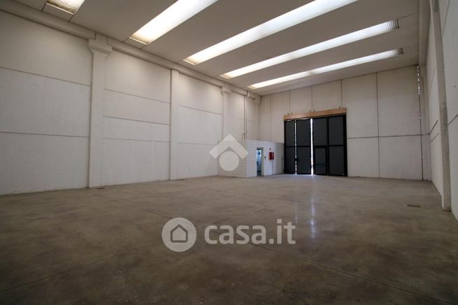 Capannone in commerciale in Via Ciucani 1