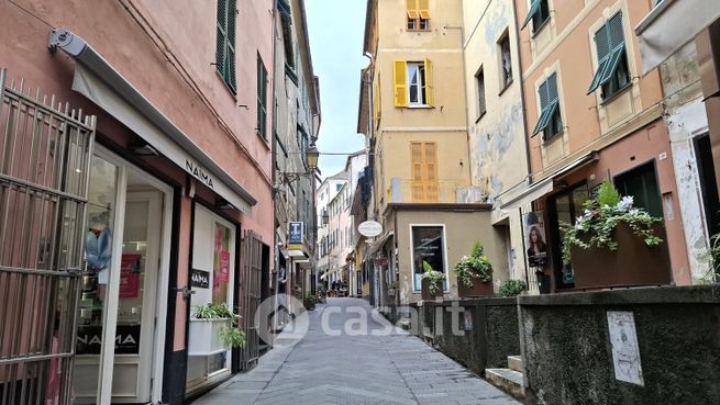 Negozio/locale commerciale in commerciale in Via Capitan Romeo 28