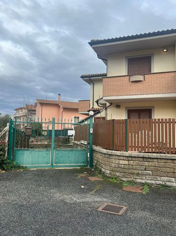 Villetta a schiera in residenziale in Via Raffaele Jozzino 5