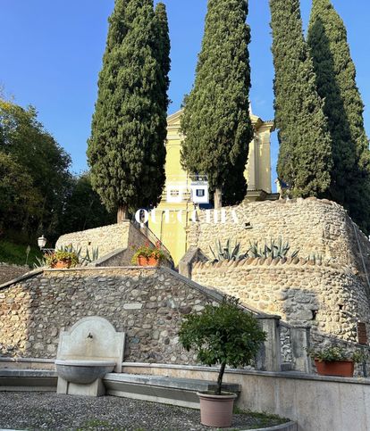 Casa bi/trifamiliare in residenziale in Piazza Pozzo