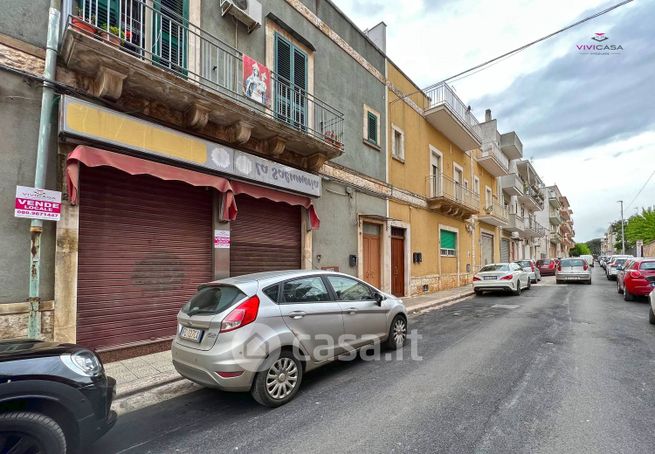 Attività/licenza (con o senza mura) in commerciale in Viale Dante Alighieri 29