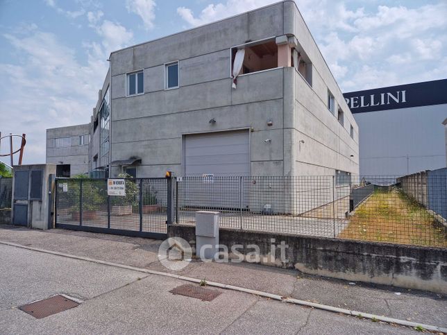 Capannone in commerciale in Via Otto Marzo 8