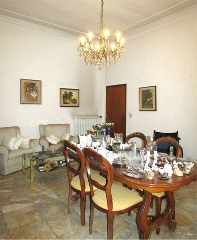 Casa bi/trifamiliare in residenziale in Via Statale