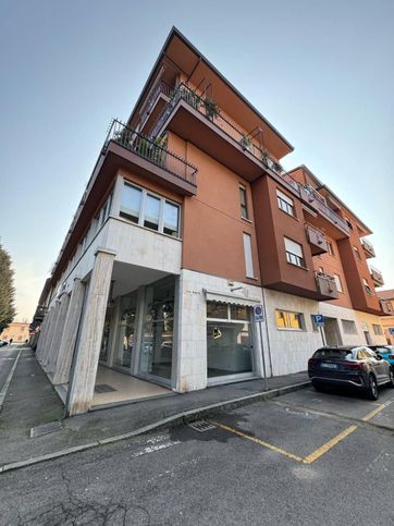 Negozio/locale commerciale in commerciale in Via D. Alighieri 5 -1