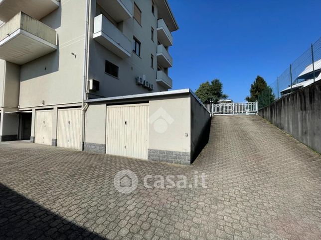 Box/posto auto in residenziale in Via V. Alfieri 43