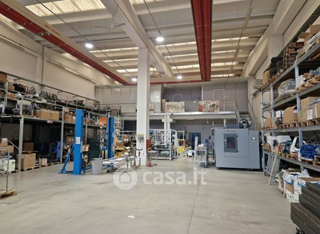Capannone in commerciale in 