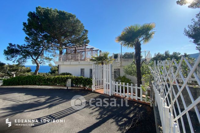 Villa in residenziale in Viale Olanda 15