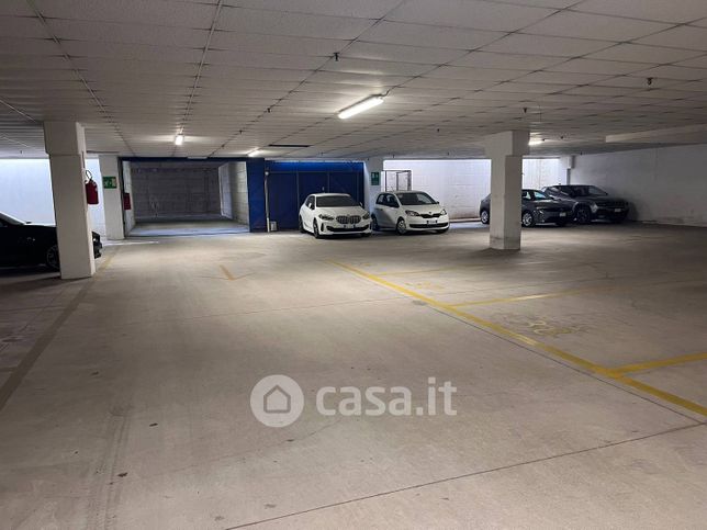 Box/posto auto in residenziale in Viale del Lavoro 45
