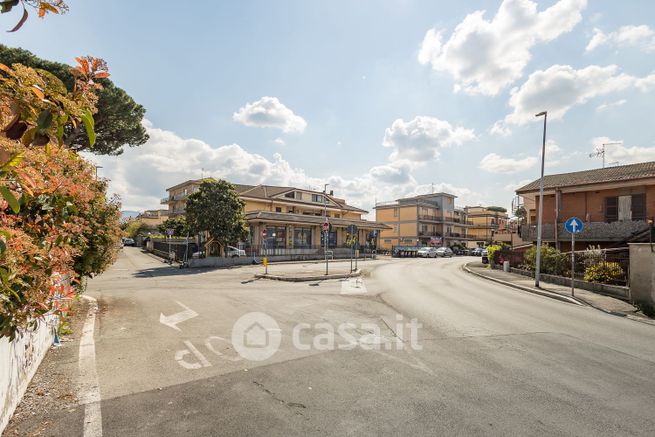 Attivitã /licenza (con o senza mura) in commerciale in Via di Vermicino 137