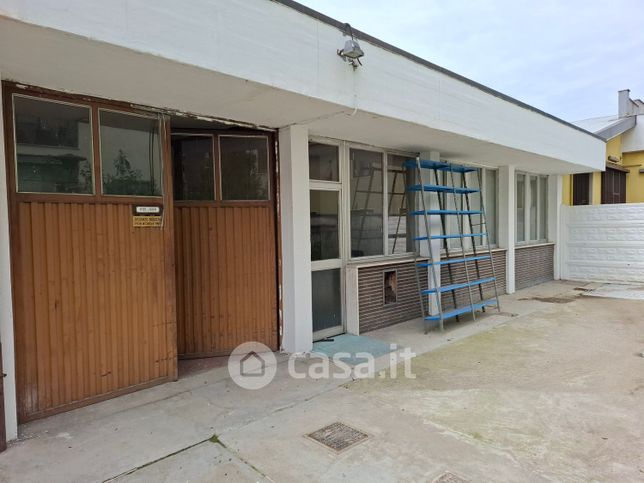 Capannone in commerciale in Via Giosuè Carducci
