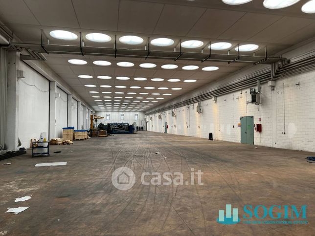 Capannone in commerciale in Via Buscate