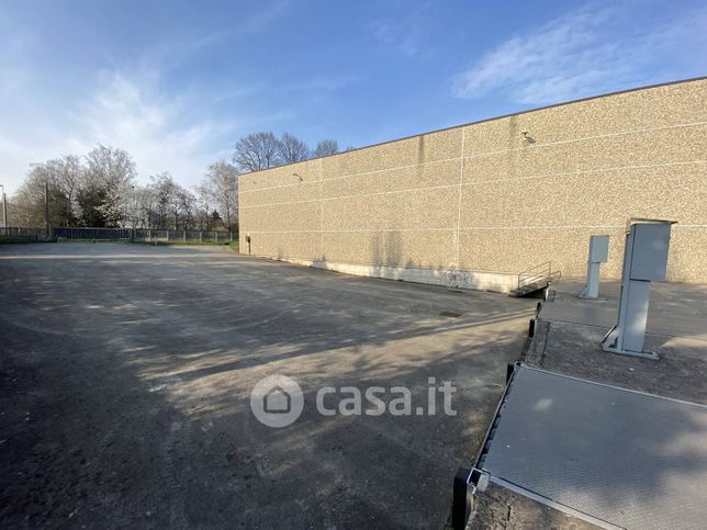 Capannone in commerciale in Via Nuova Valassina