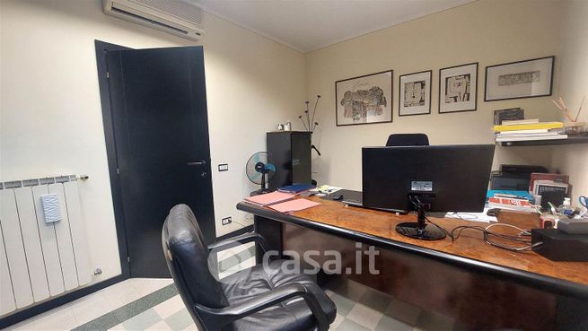 Ufficio in commerciale in 