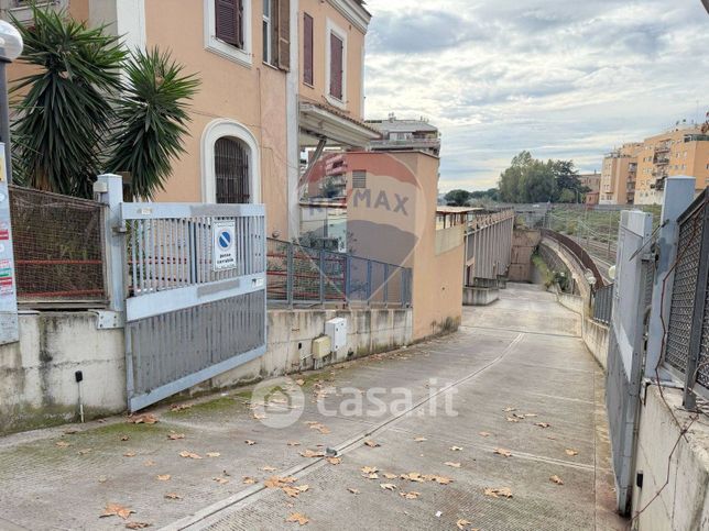 Box/posto auto in residenziale in Via Siria
