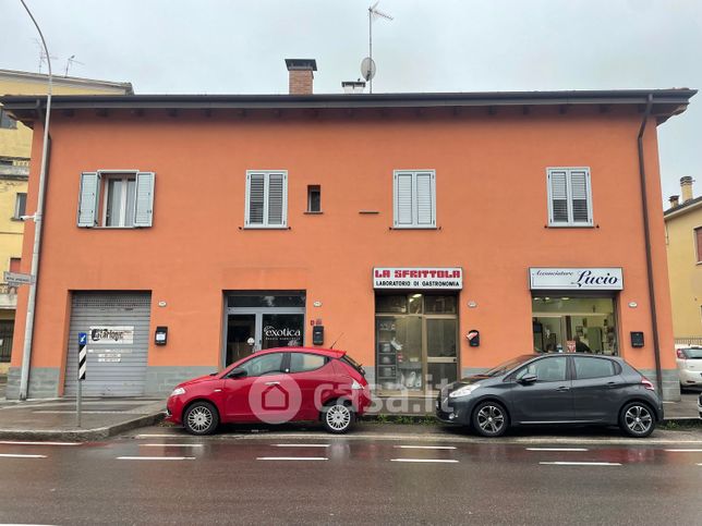 Negozio/locale commerciale in commerciale in Via Emilia 392