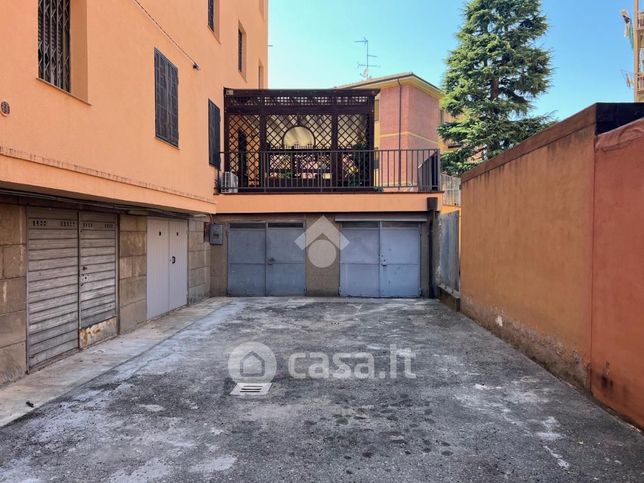 Box/posto auto in residenziale in Via San Donato 160