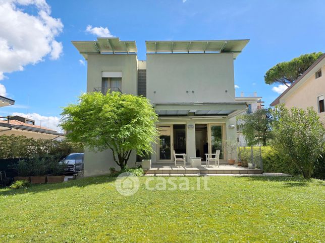 Villa in residenziale in Via Lorenzo da Ponte