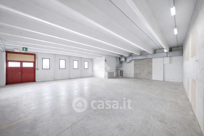 Capannone in commerciale in Via del Bosco 1
