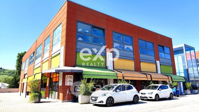 Attivitã /licenza (con o senza mura) in commerciale in Via Cav. Ottavio Riccadonna 131