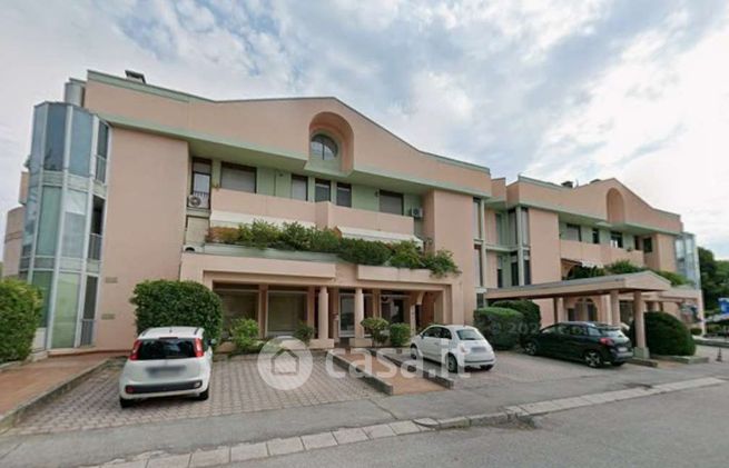 Ufficio in commerciale in Via Giacomo Zanella