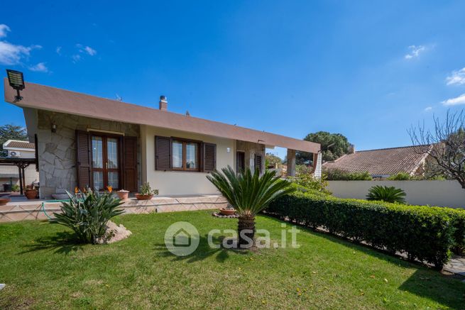 Casa bi/trifamiliare in residenziale in Via Gallura 54