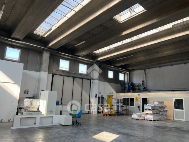 Capannone in commerciale in 