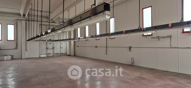 Capannone in commerciale in Via Ambra 19