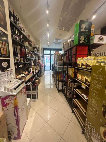 Attivitã /licenza (con o senza mura) in commerciale in Via Roma