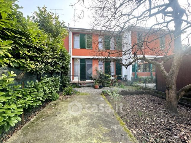 Villetta a schiera in residenziale in Villaggio Ina 85