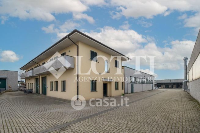 Capannone in commerciale in Via del Guado 6
