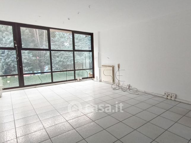 Ufficio in commerciale in Via Piero della Francesca