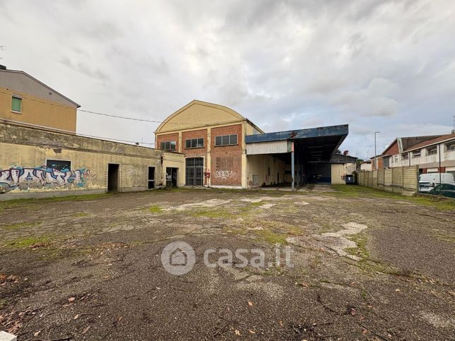 Capannone in commerciale in 
