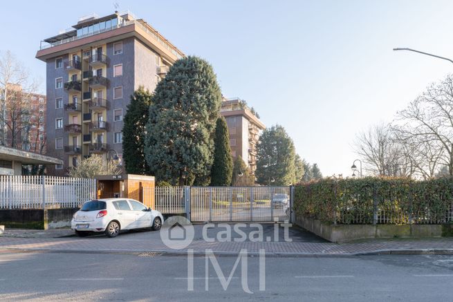 Garage/posto auto in residenziale in Via Costantino Baroni 196