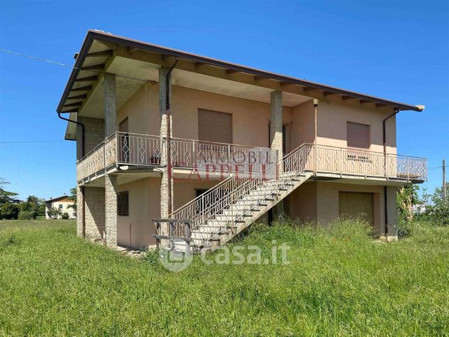 Casa indipendente in residenziale in 