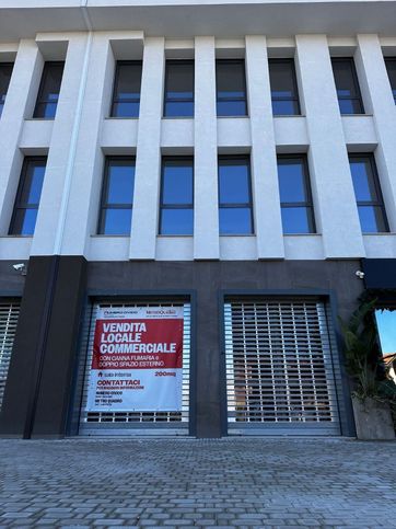 Attivitã /licenza (con o senza mura) in commerciale in Viale Mahatma Gandhi